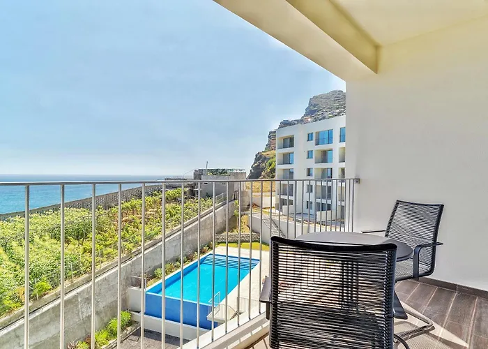 Atlantic Nest By Madeira * 卡马拉-德洛布什